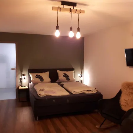 Апартаменты Weinlodge Am Geissberg Eberstadt